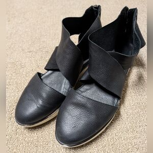 Eileen Fisher Sport Black Leather Flats Sz 8.5 Close Toes Front Cross Back Zip